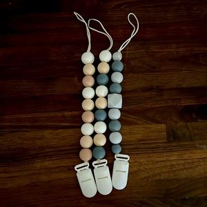 Neutral pacifier clips